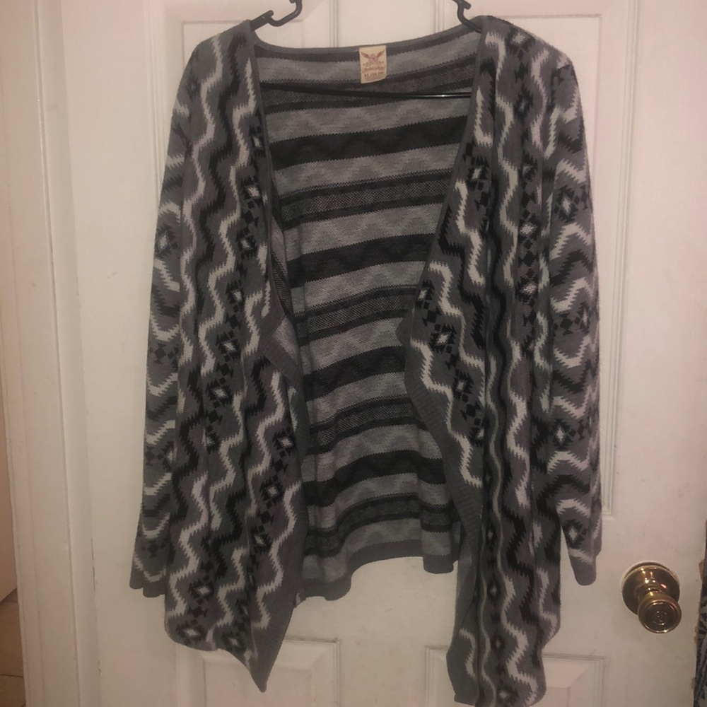 Patterned throw over, long sleeve gently used.